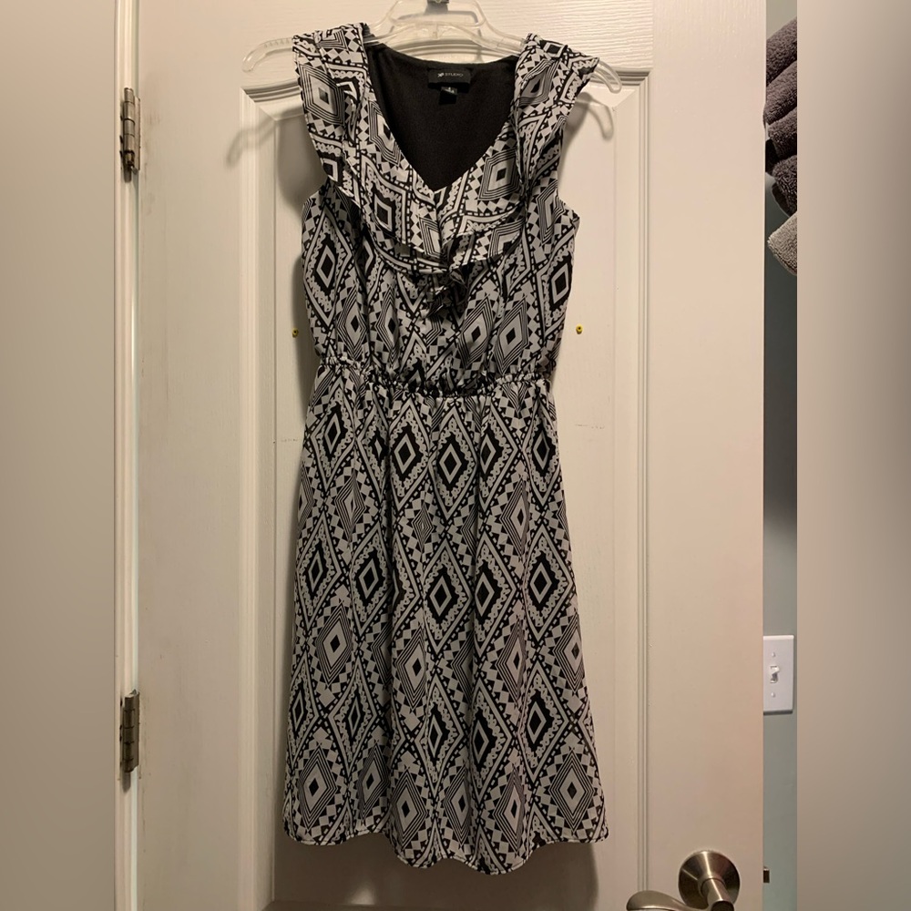AB Studio Black and White Dress with Ruffled V Neckline Size 4